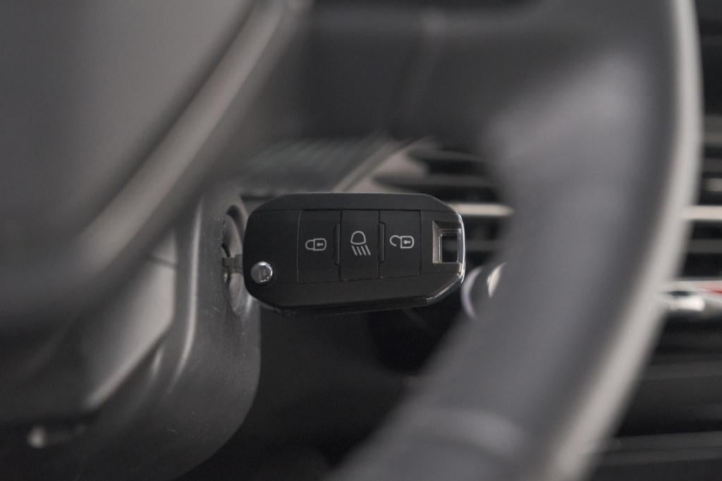 Peugeot 208 1.2 hybrid 110 e-dcs6 style | parkeersensoren | apple carplay |