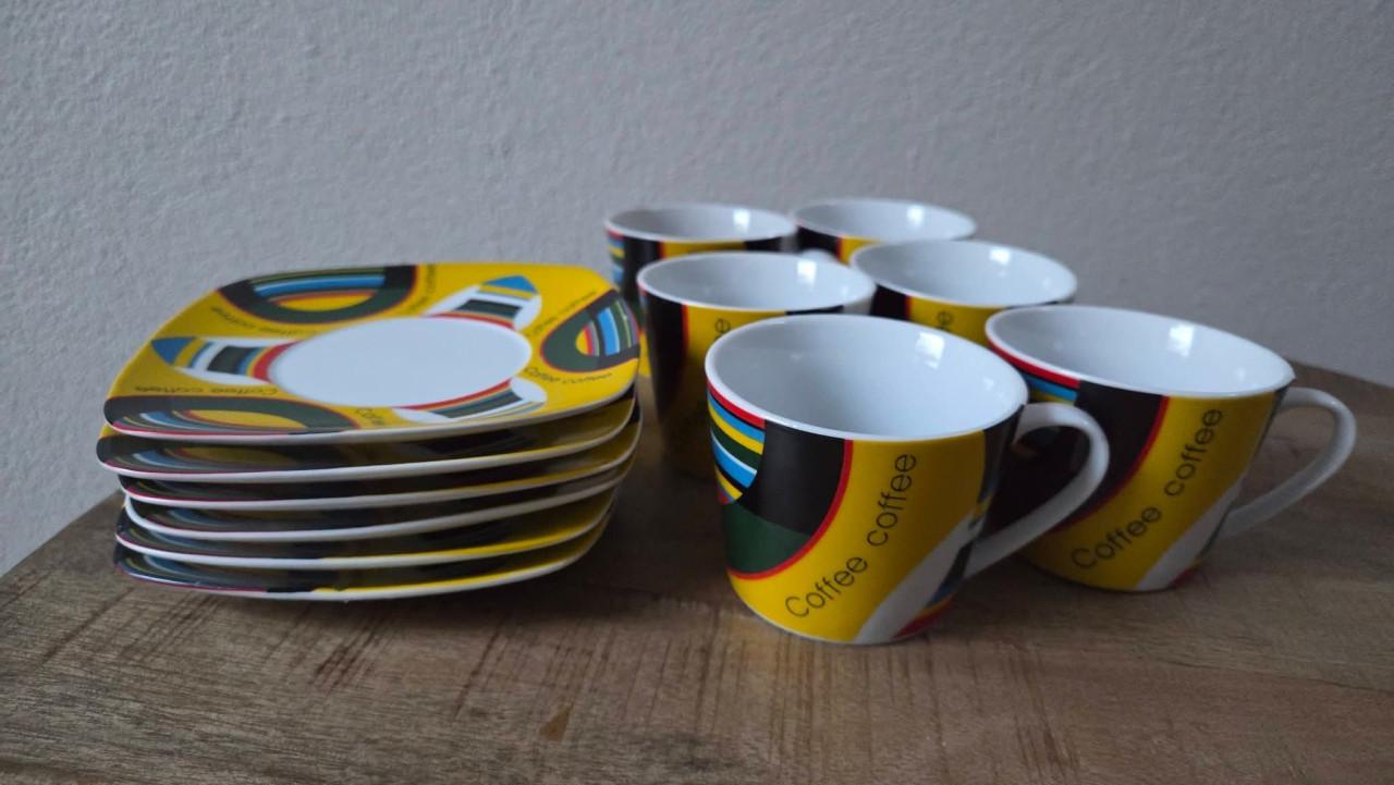 ☕️ Set van 6 kleurrijke kop en (vierkante) schotels.