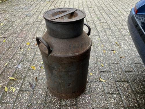 3 Melkbussen, metaal