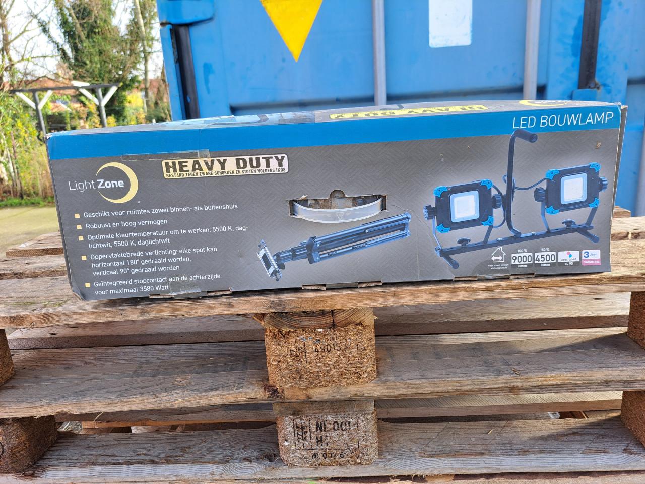 2 LED BOUWLAMPEN OP STATIEF