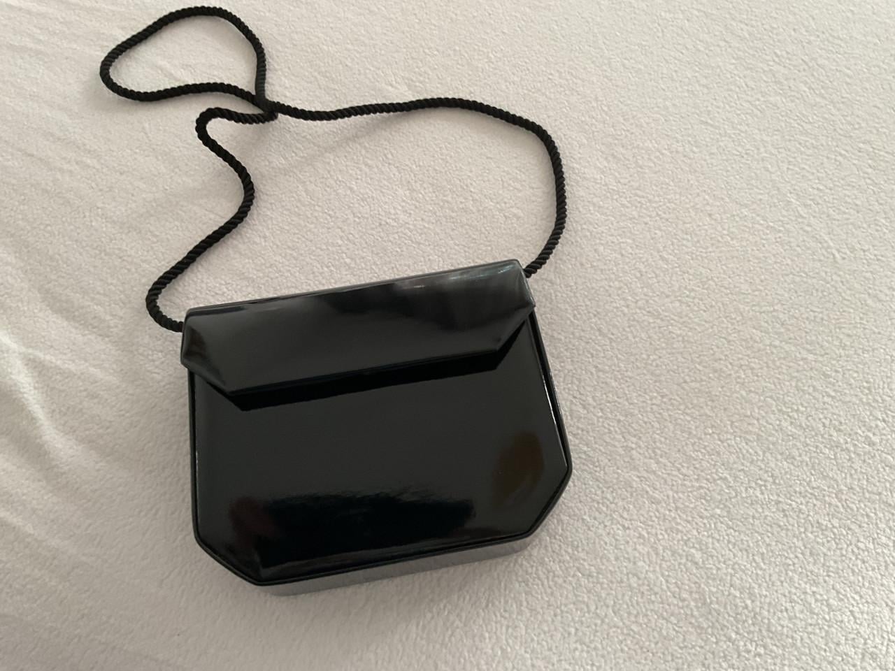 Klein zwart laktasje