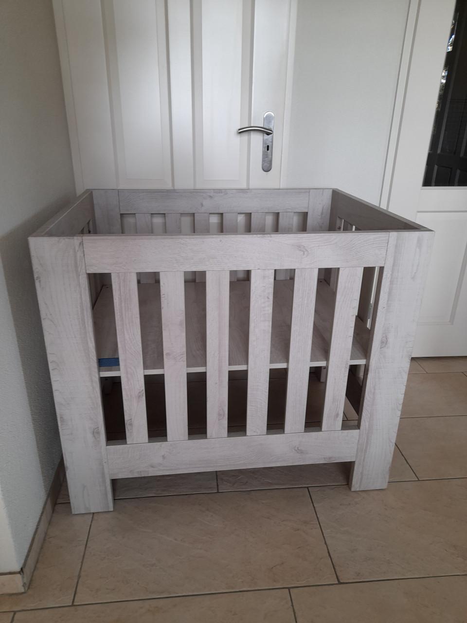 TWF Box ( in goede staat ) in hoogte verstelbaar!  Eventueel met boxkleed