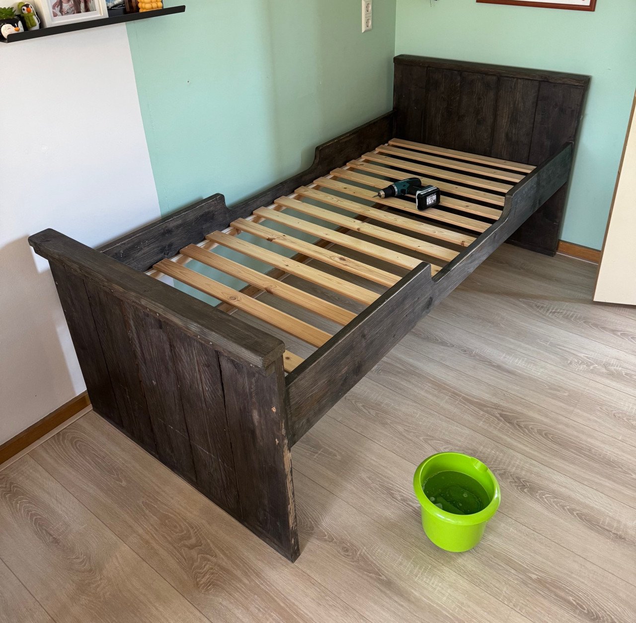 Steigerhouten bed met 2 opberglades te koop