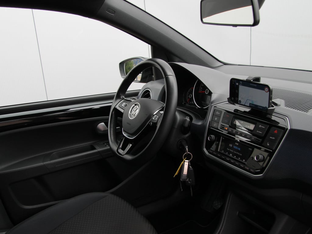 Volkswagen UP! active 5drs. clima | cruise | camera | vol!