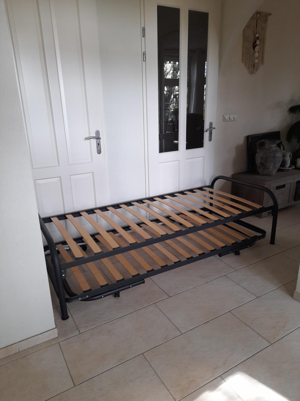 Zwart Bed met onderschuif bed (in goede nette staat)