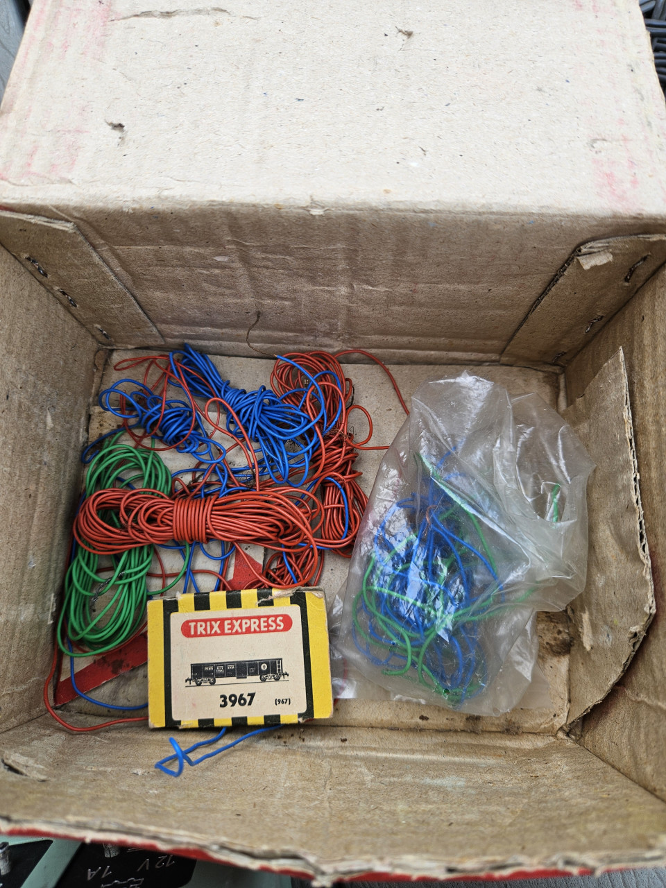 Mooi set Trix Express incl trafo, lok en 5 wagons en bijzondere rails....
