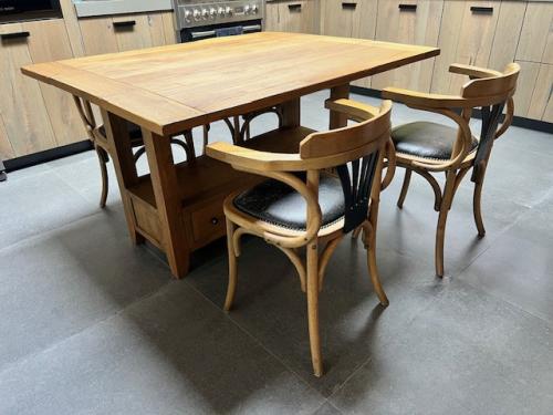 Massief eiken eettafel met bijpassende stoelen.