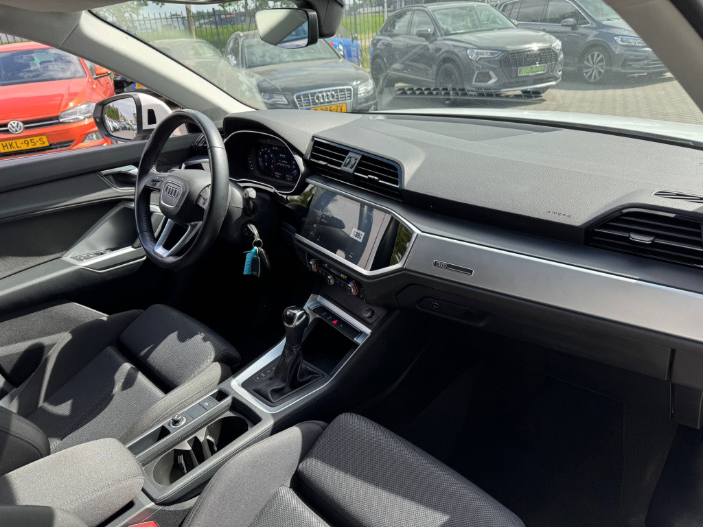Audi Q3 35 tfsi design luxe * trekhaak * sportstoelen* carplay