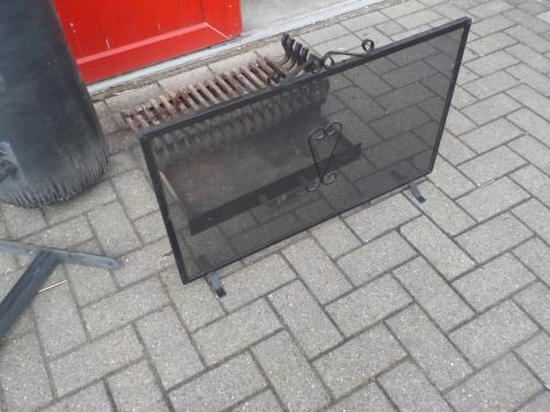 Voorzetscherm  voor kachel en sierbak met lade