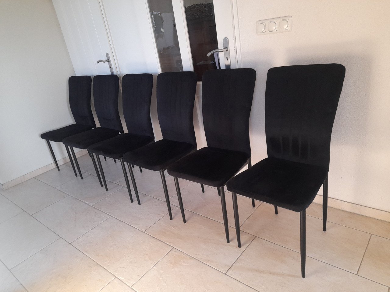 6  Zwarte Stoelen ( in goede nette staat)