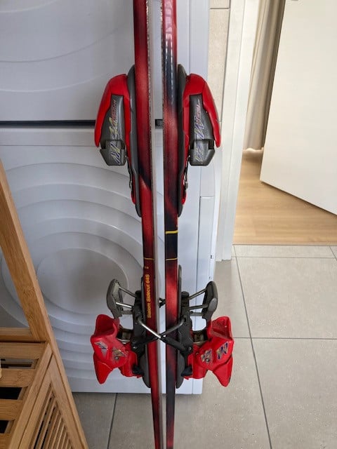 Complete ski-outfit: ski's, stokken, schoenen, handschoenen, skipak