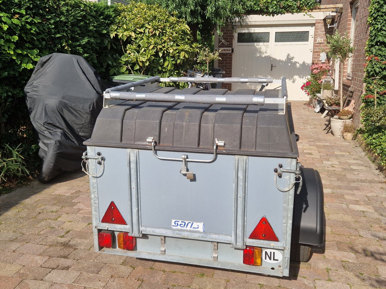 Te huur ruime kampeer aanhangwagen