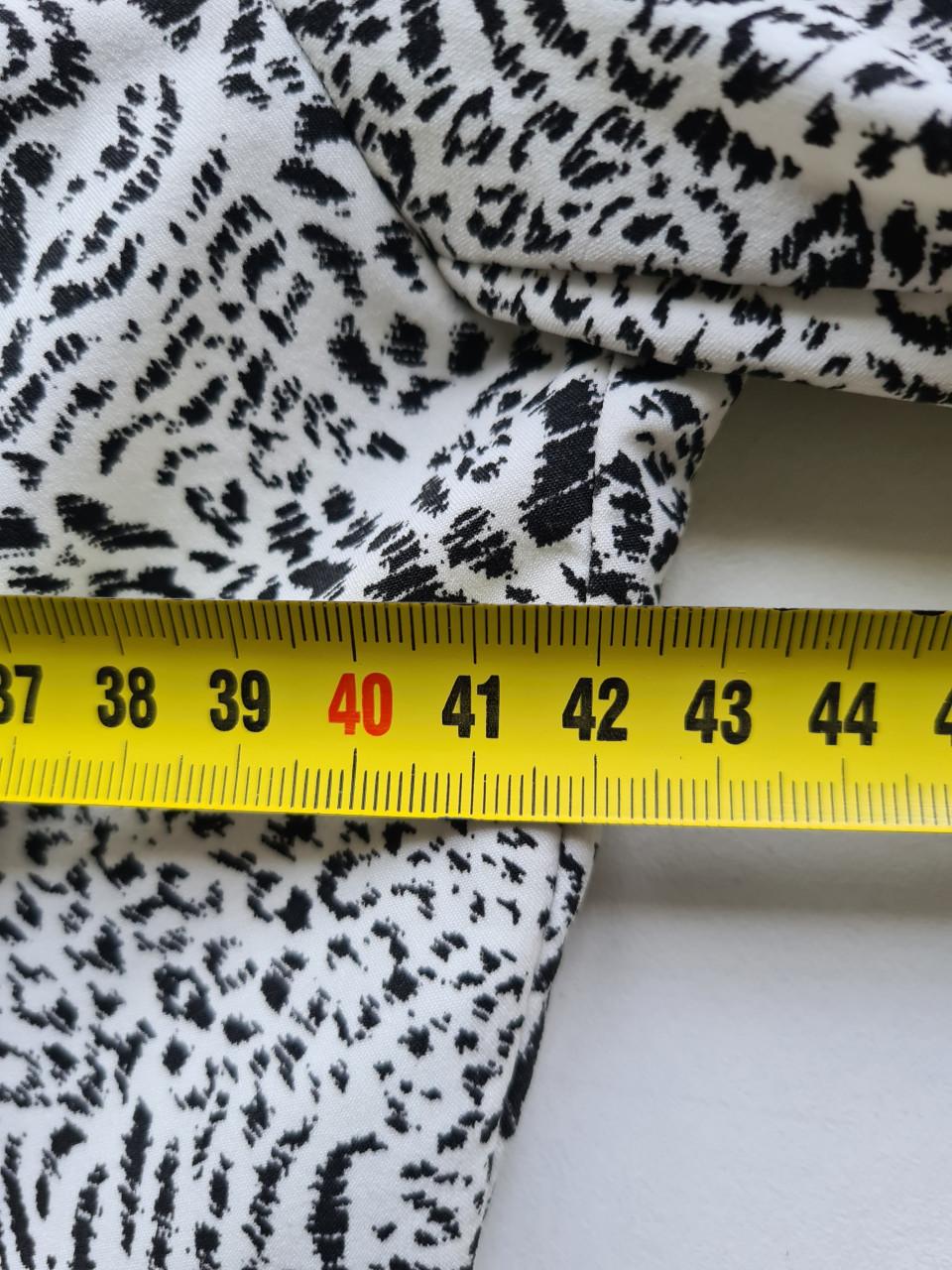 Stijlvol zwart-wit colbertje van het merk In Shape in maat M.