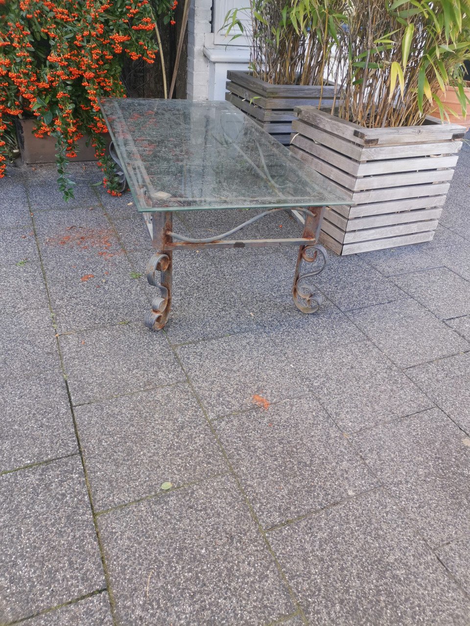 Brocante salontafel van smeedijzer en geslepen glas