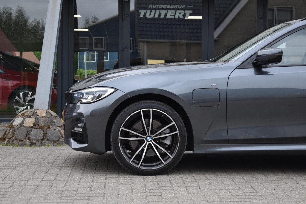 BMW 3-serie touring 320e m-sport | shadow-line | el. wegkl. trekhaak | head