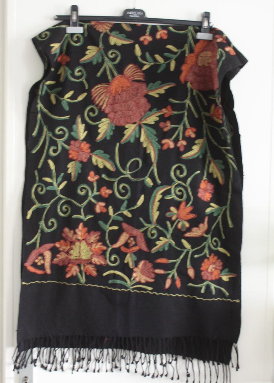 Mooie geborduurde sjaal