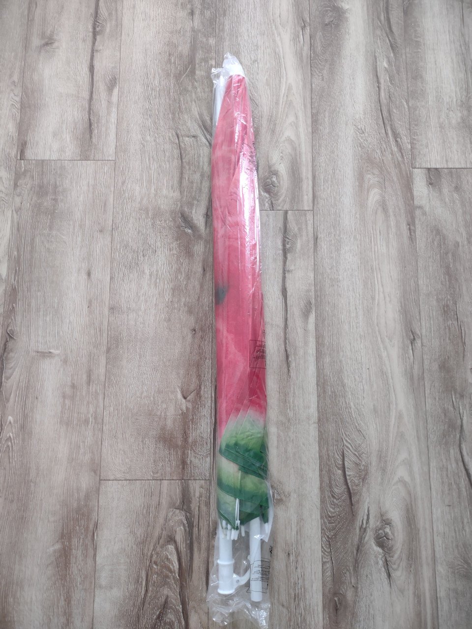 Nieuwe strand parasol, tuin parasol gekleurd, blauw rood geel wit.