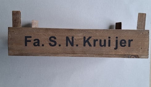 Kistje van de Firma S.N. Kruijer uit 1965