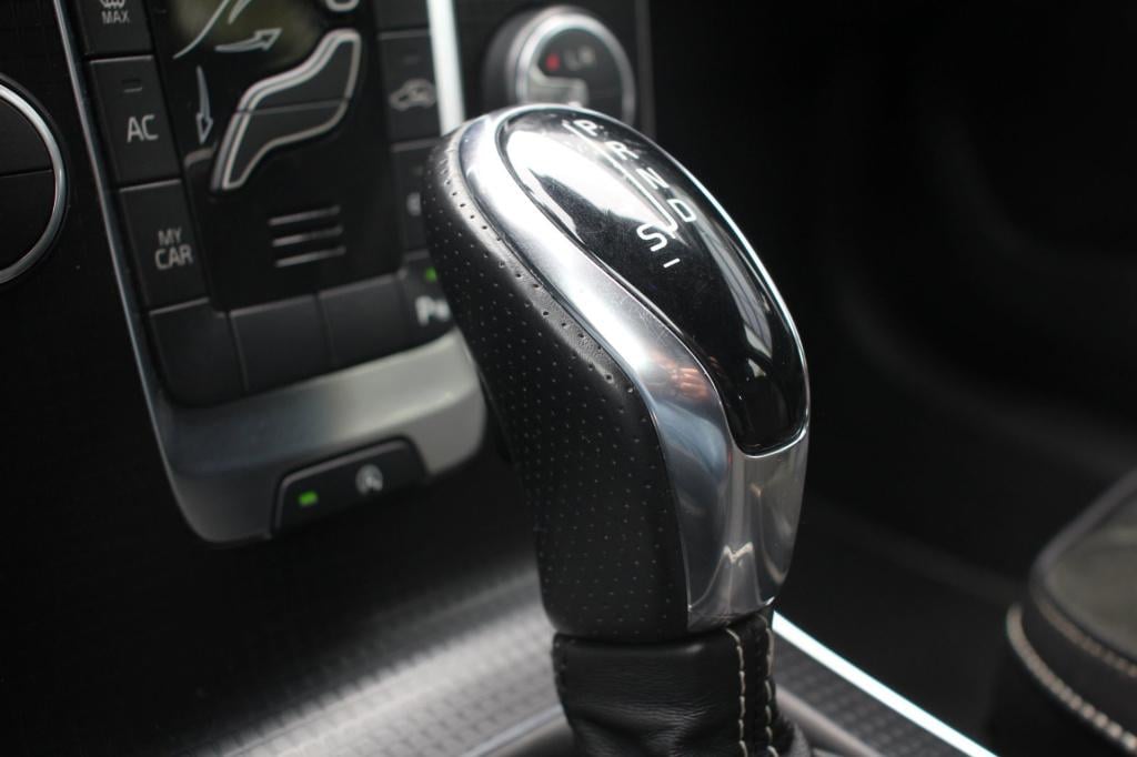 Volvo V40 1.5 t2 r-design automaat - leder/alcantara - led - navi - pdc + c