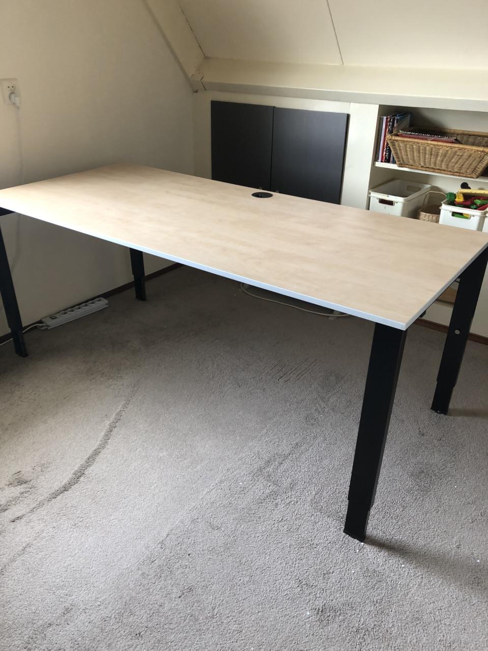 Te koop goed bureau.(z.g.a.n.).