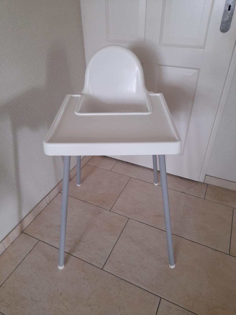 Kinderstoel wit met afneembaar blad en veiligheids riempje(in goede staat)