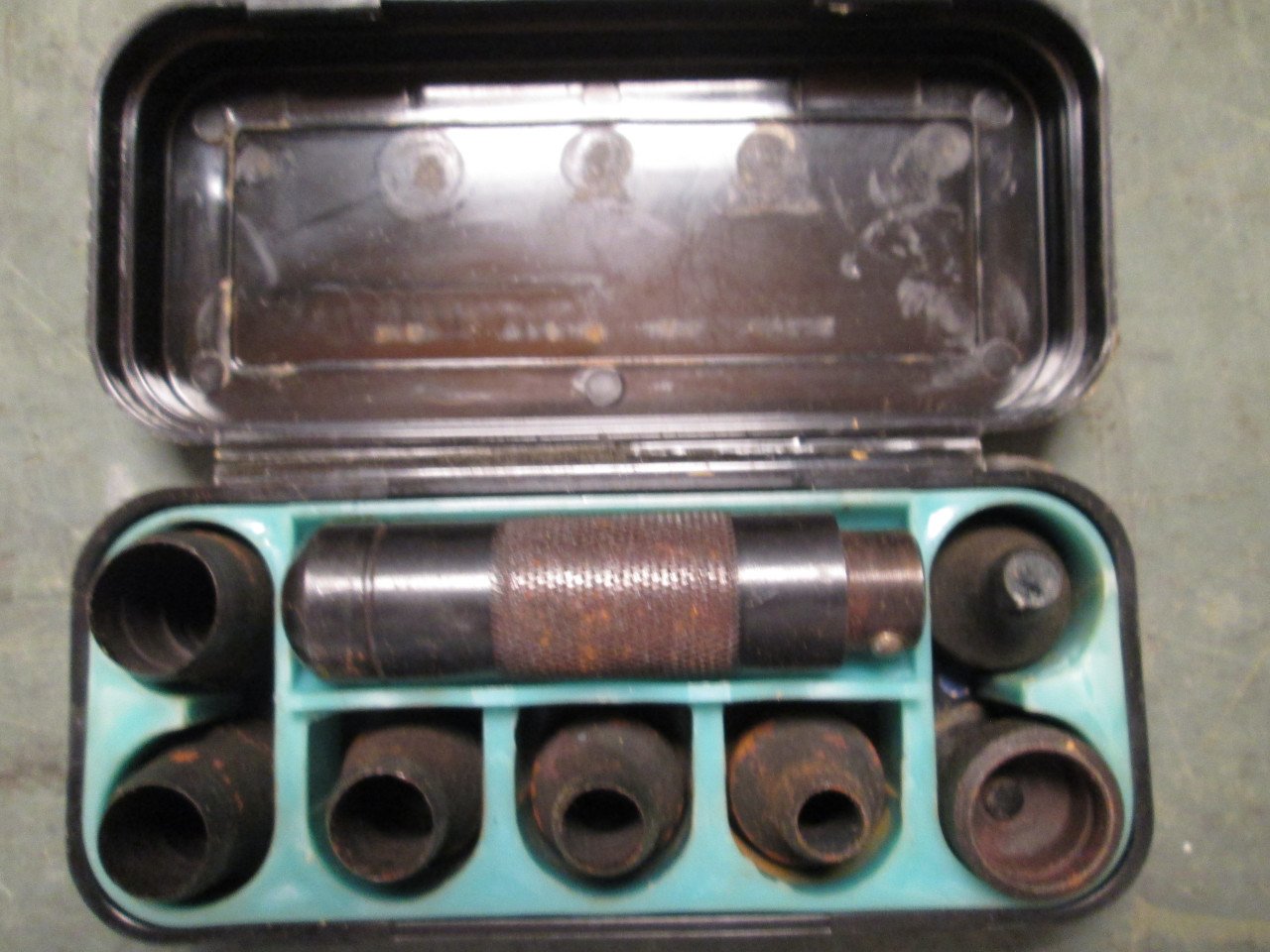 Gereedschapset om gaten te maken in leder