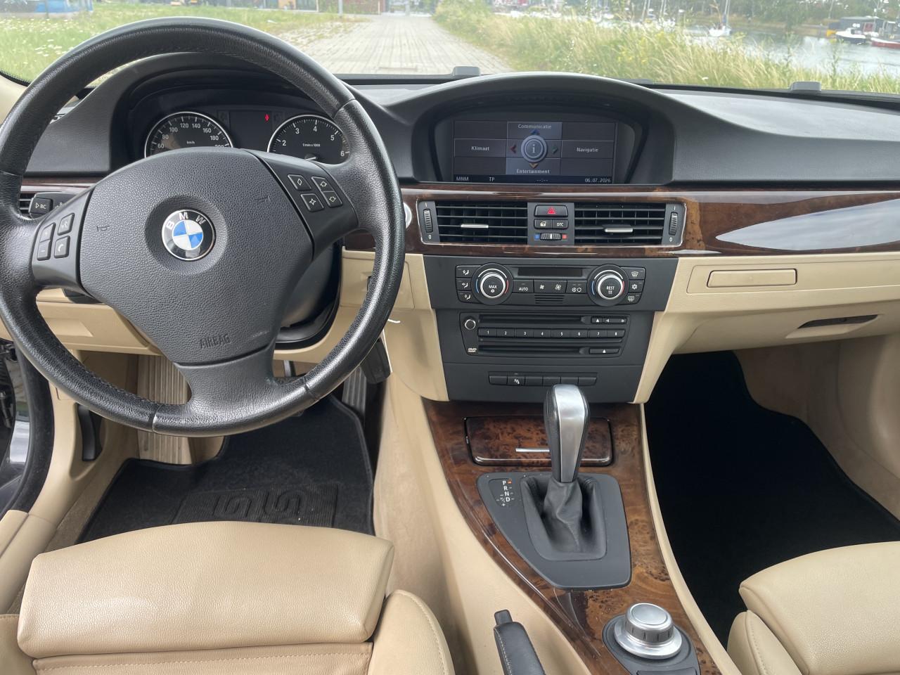 BMW 320i high executive 129000 km