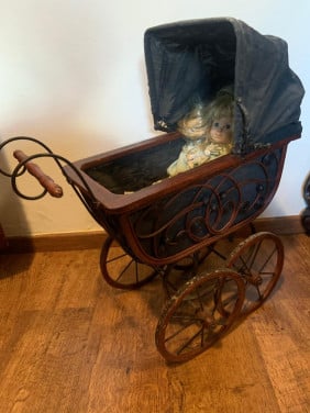 Te koop; decoratie kinderwagen pop porseleinen hoofd kerst kado sinterklaas