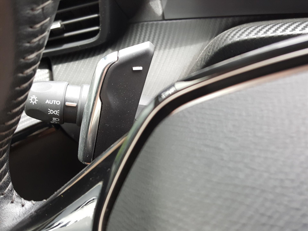 Peugeot 208 1.2 puretech 130pk allure eat8 automaat navigatie | cruise & cl