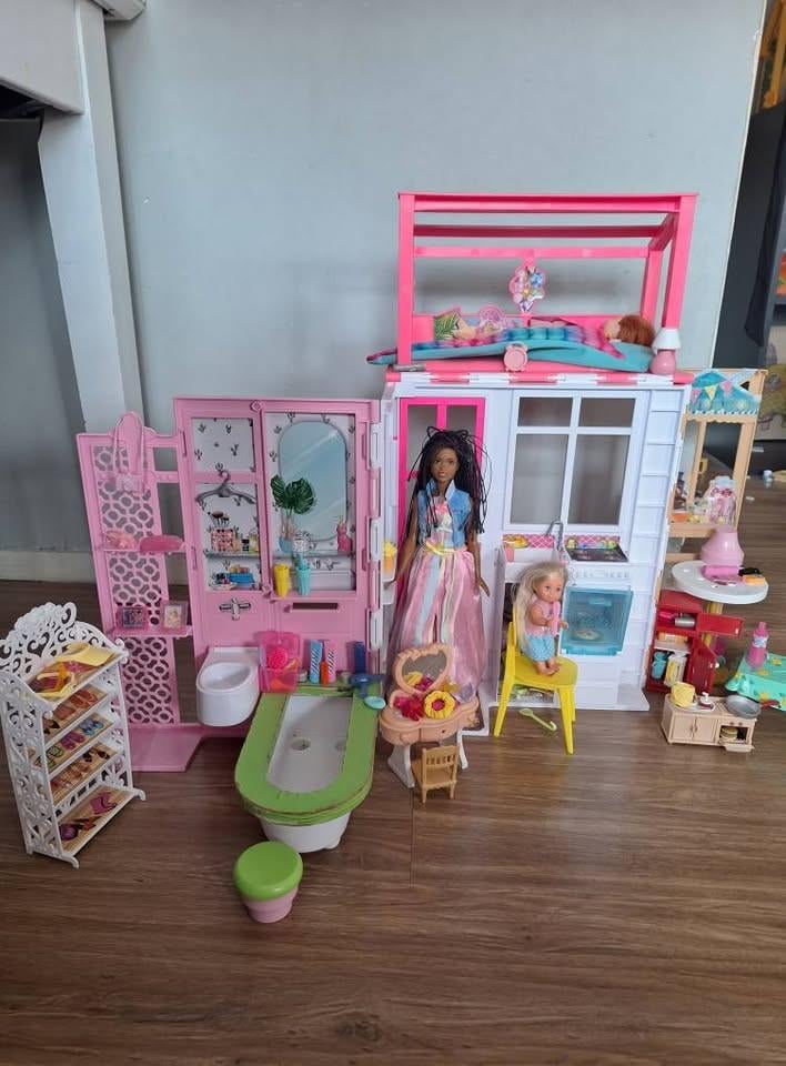 Barbies, huis, kleding, meubels, auto´s, sneeuwscooter en dieren