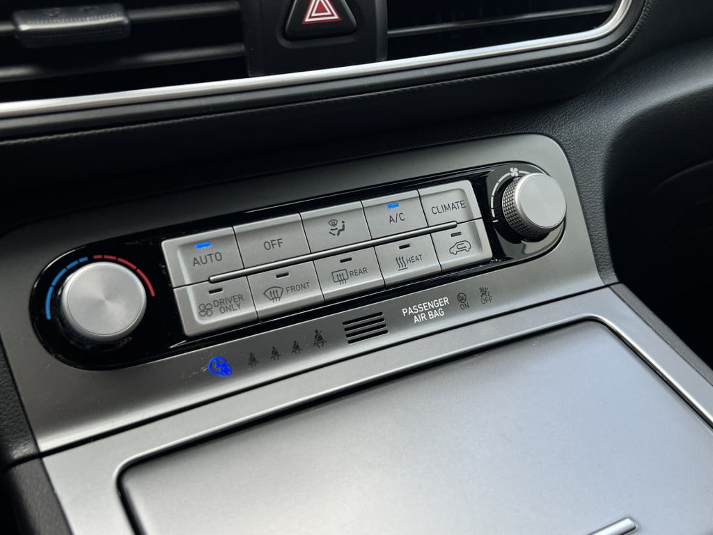 Hyundai Kona ev premium 64 kwh - 18 inch | head-up display | stoel- & stuur