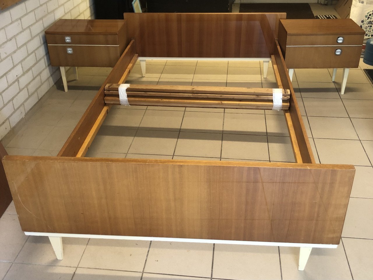 Vintage bed met nachtkastjes en 3 deurs kast.