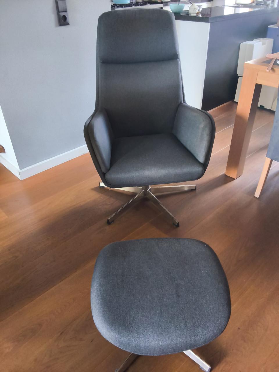 Relaxstoel met bijbehorend voeten bankje in stof