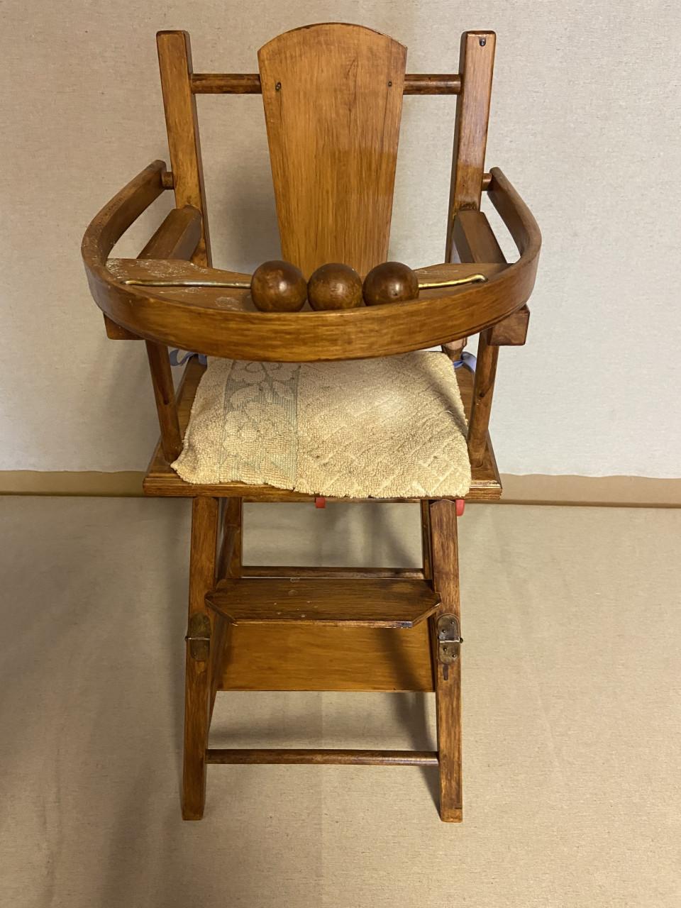 🪑🛒 Te koop: Vintage houten kinderstoel en poppenwagen