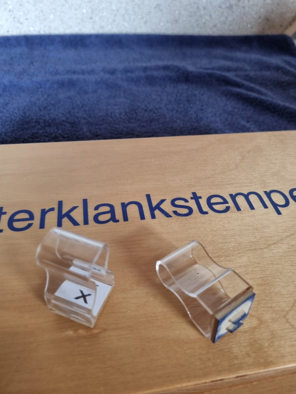 Houten doos met 48 letterstempels