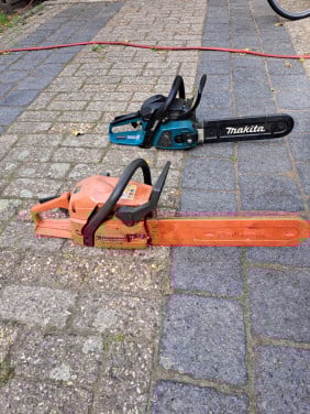 2 kettingzagen met werk. Gereserveerd.