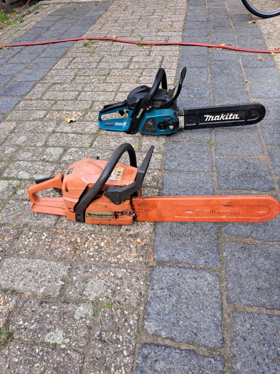 2 kettingzagen met werk. Gereserveerd.