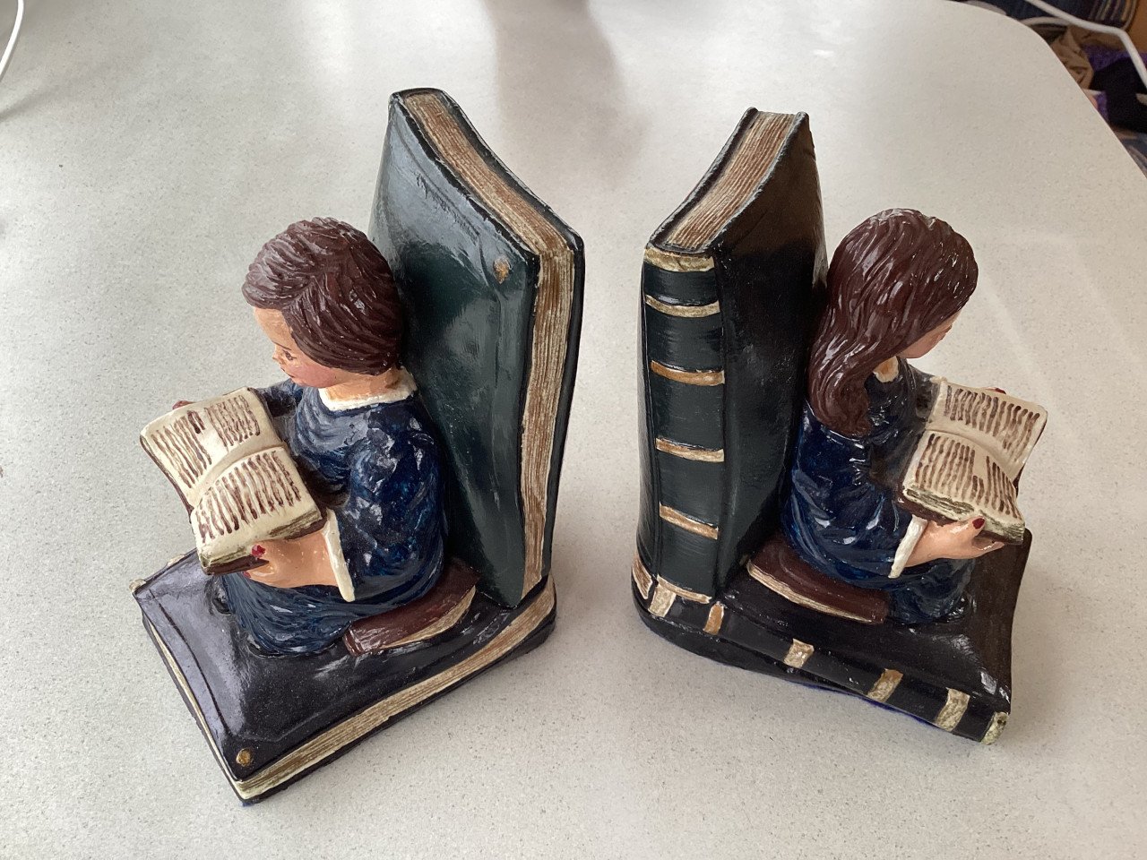Twee mooie zware boekensteunen.