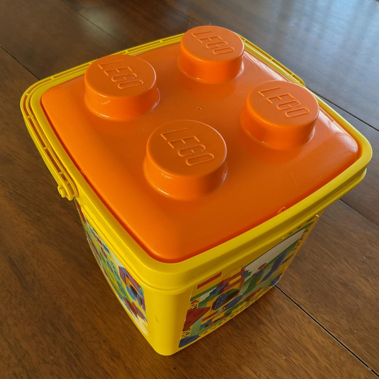 4 lege duplo emmers, vliegtuigje en shovel. 3 poppetjes.