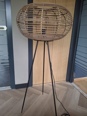 Vloerlamp met rotan kap