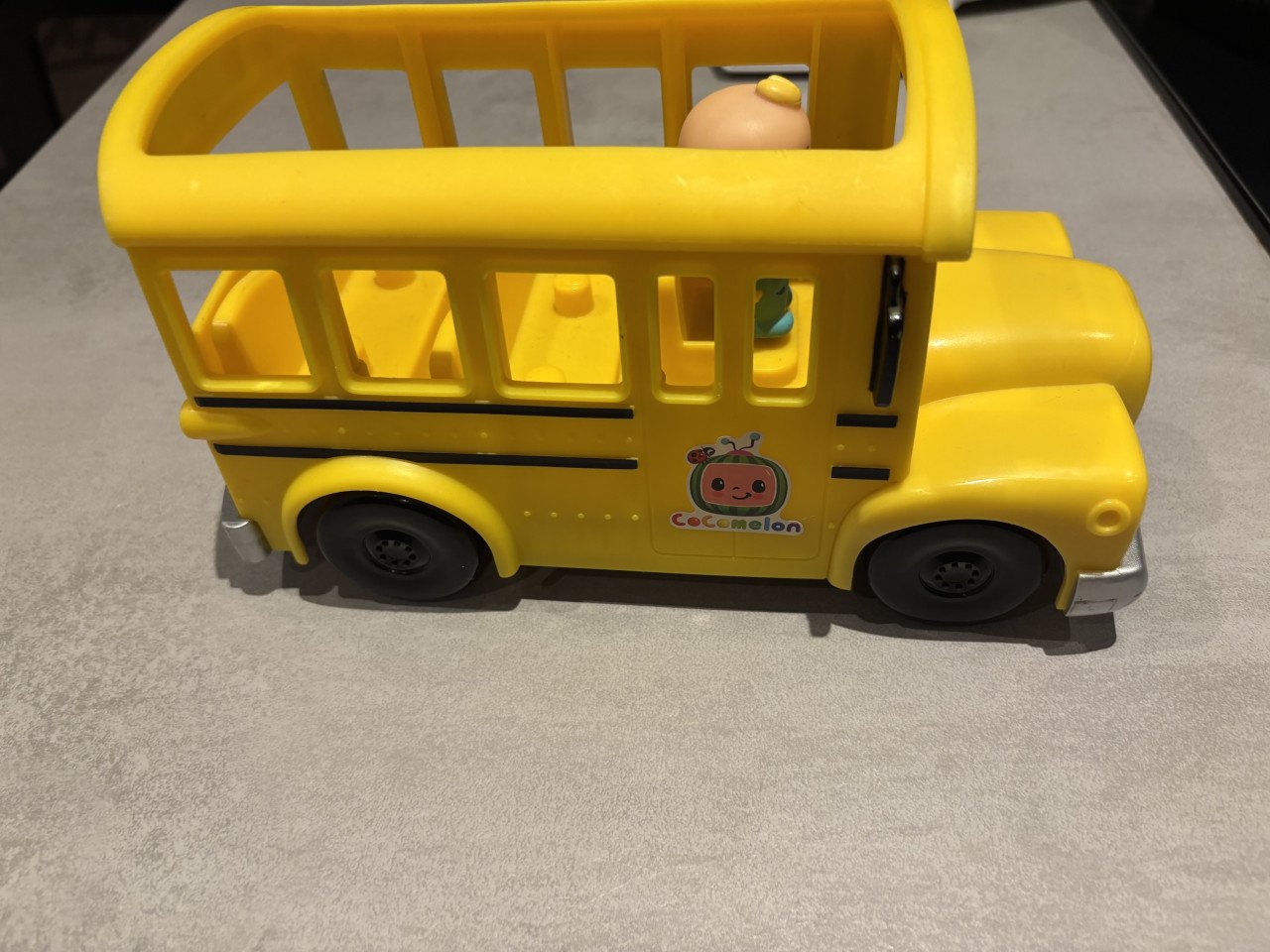 Cocomelon zingende bus