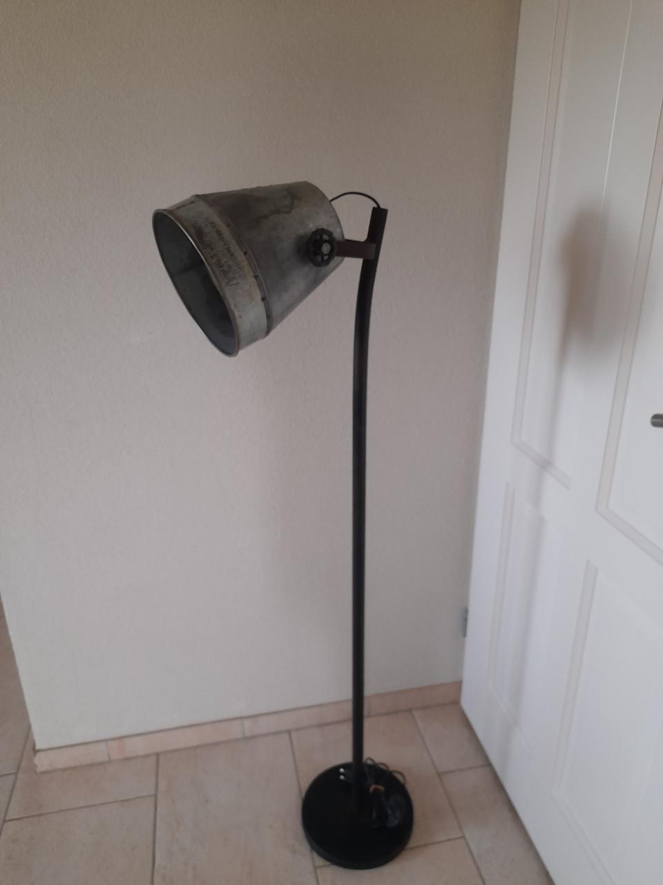 2 Leuke metalen vloerlamp (in goede staat )  Industriele look!