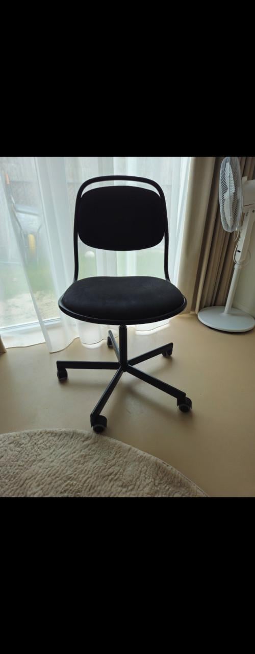 Twee grijze fauteuils en 1 Bureaustoel