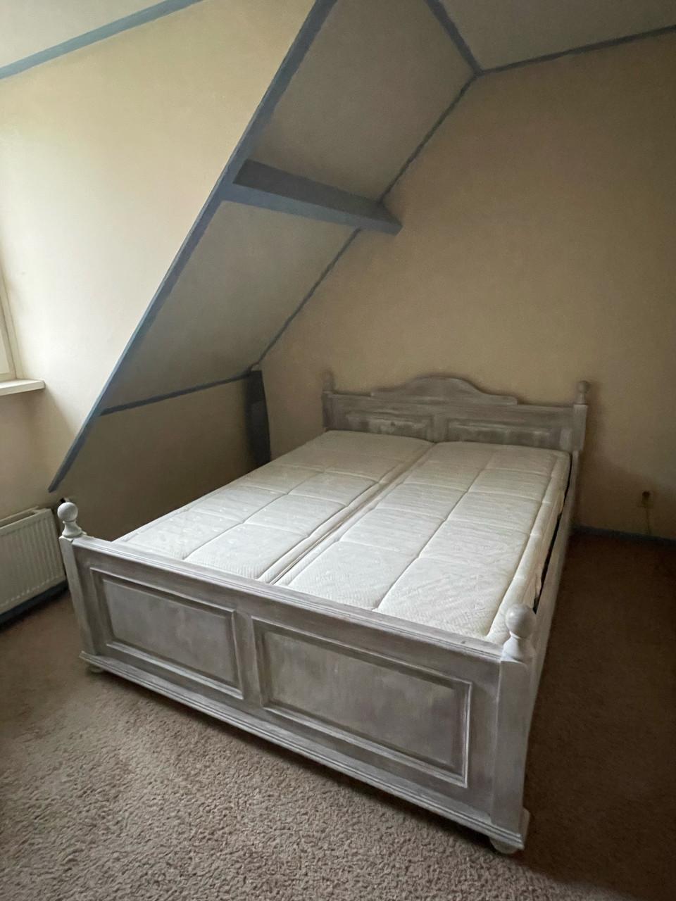 2 pers. whitewash (grenenhout) bed met matrassen en lattenbodems 200x160cm