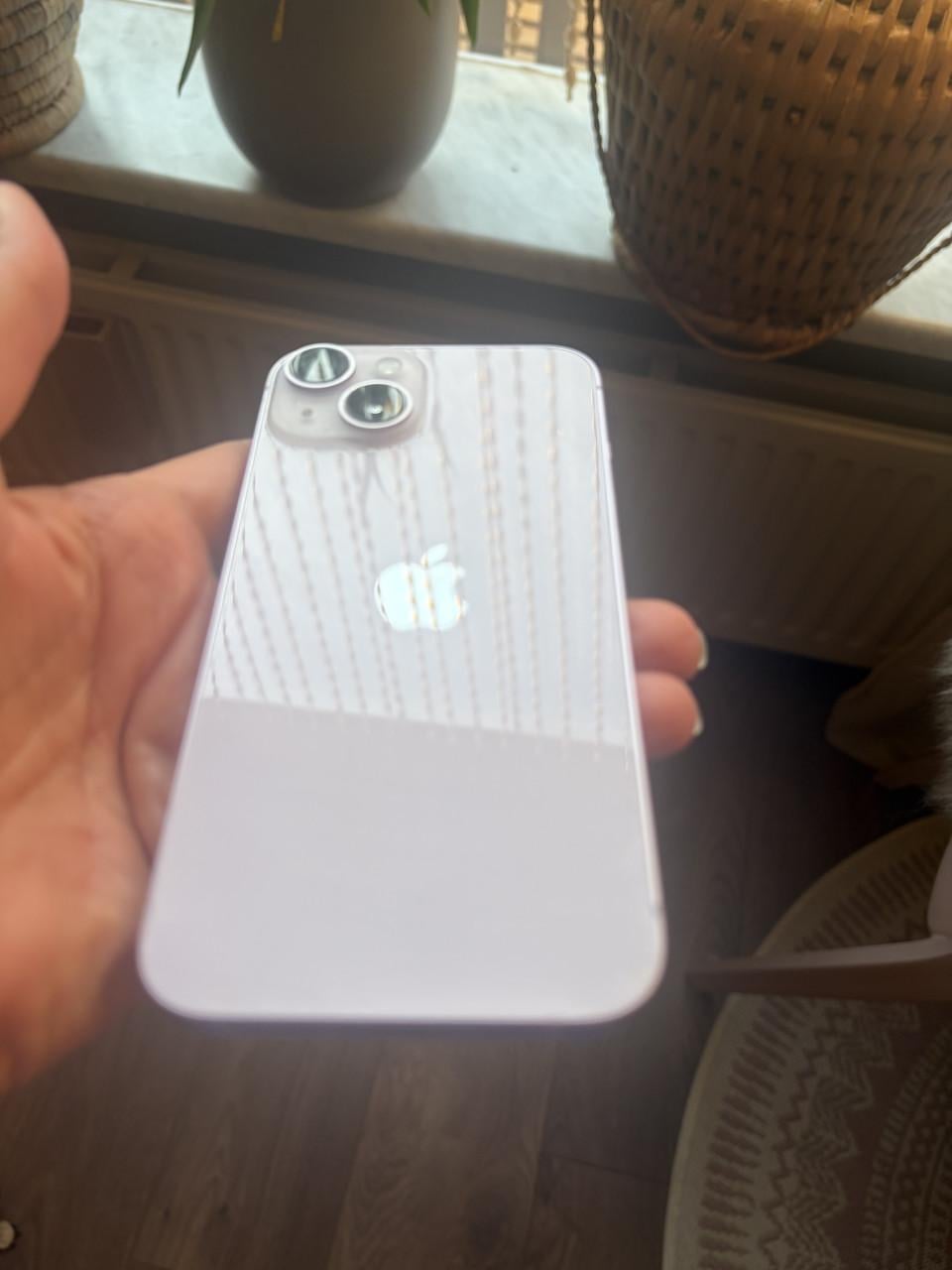 IPhone 14 lila