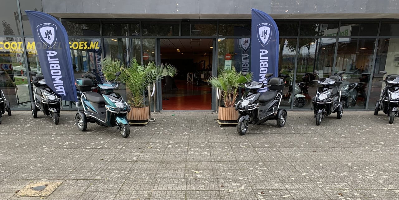 RETRO SCOOTER MET WINDSCHERM 25KM NU 649,= RIJKLAAR