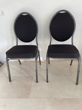 2 metalen stoelen