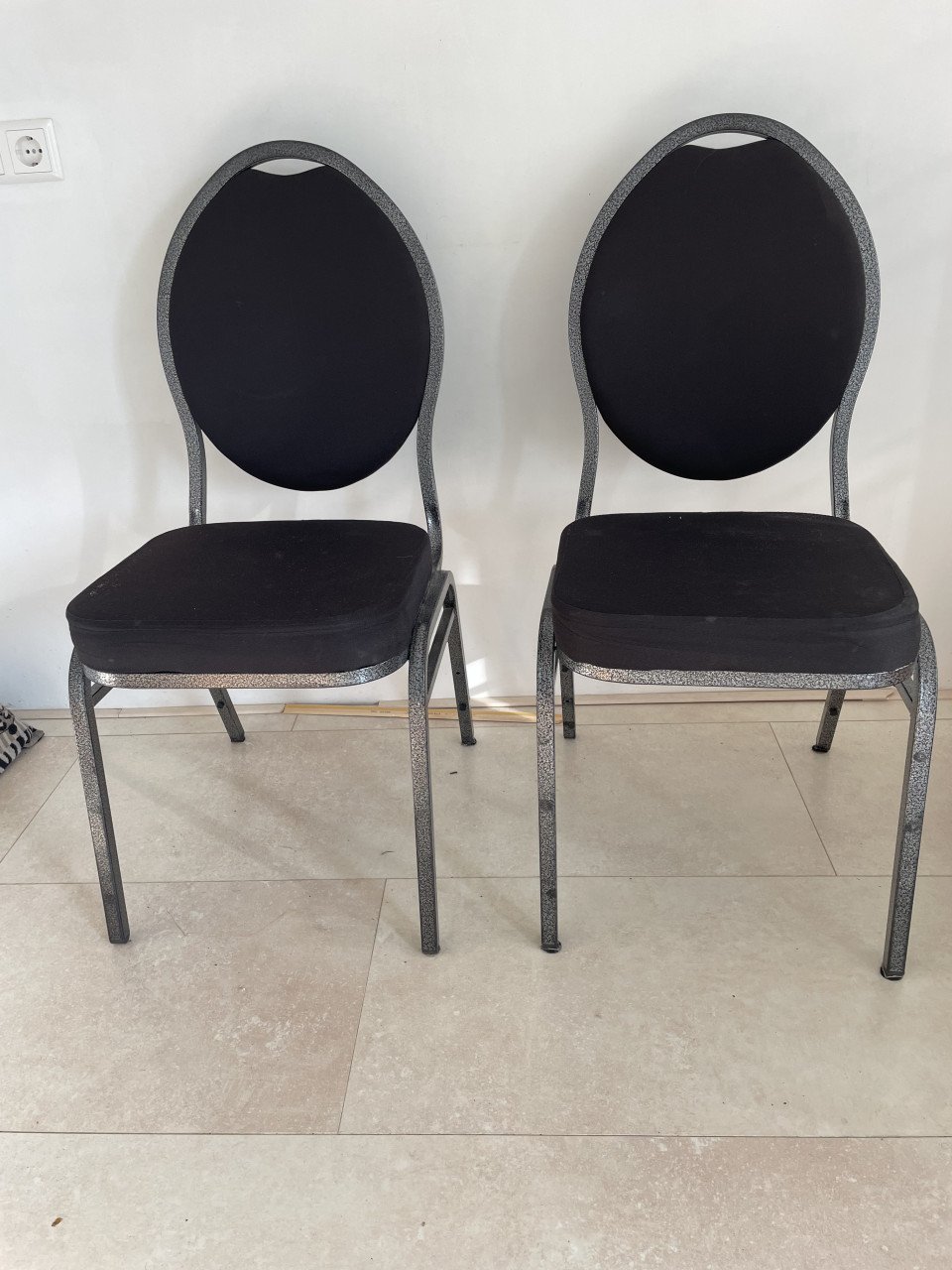 2 metalen stoelen