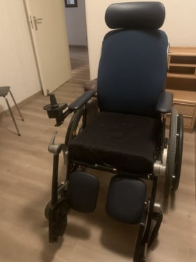 Rolstoel elektrisch voor en achter te bedienen