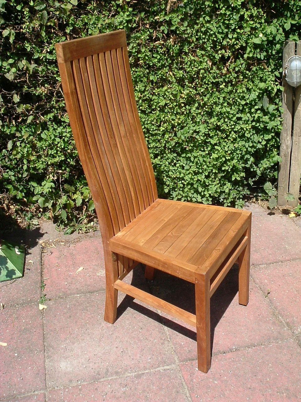 Vier hardhouten stoelen